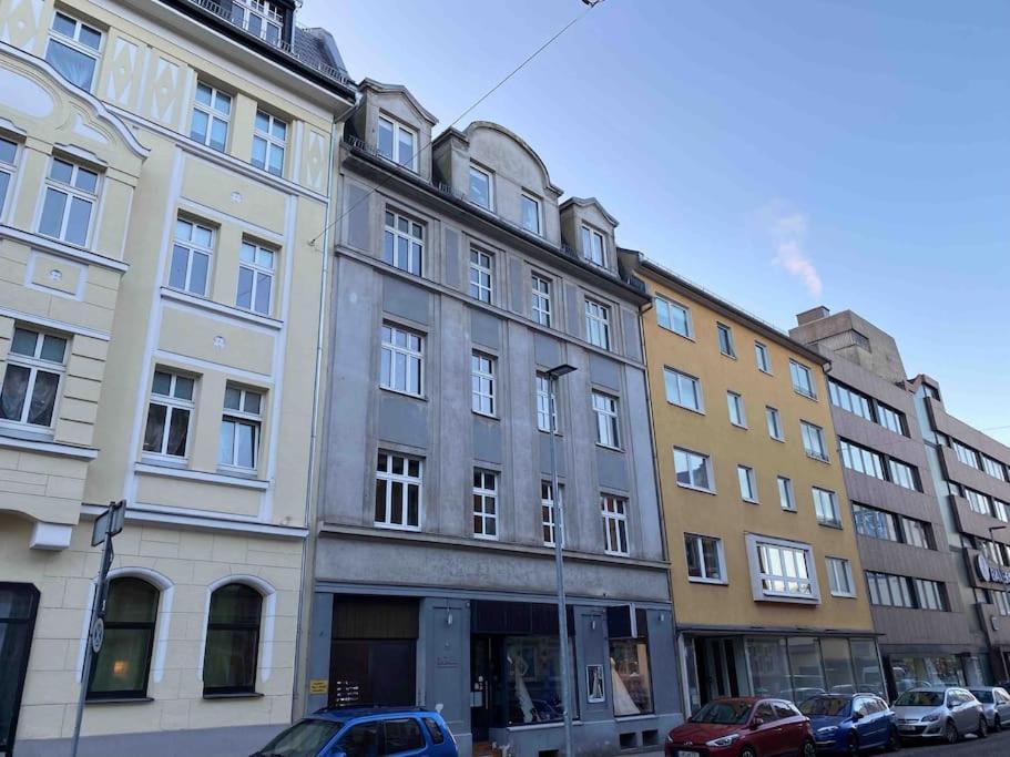 Schoenes City-Apartment Im Zentrum Mit Balkon Hof  Kültér fotó